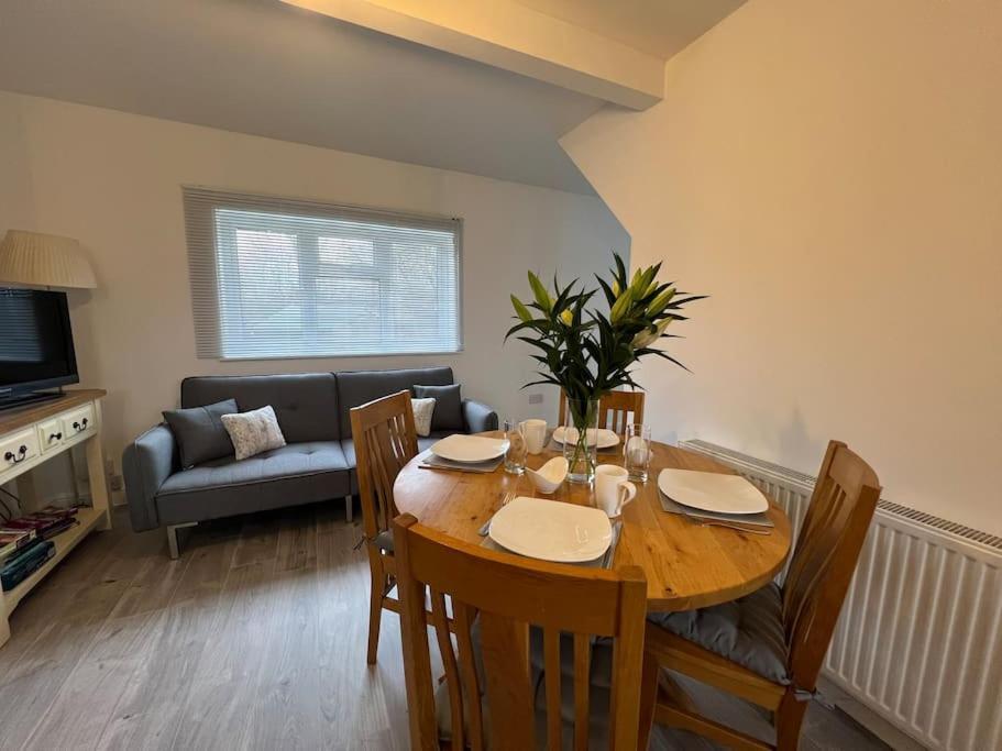 Ground Floor Flat With Parking, Sleeps 3 Lejlighed Wheatley Eksteriør billede