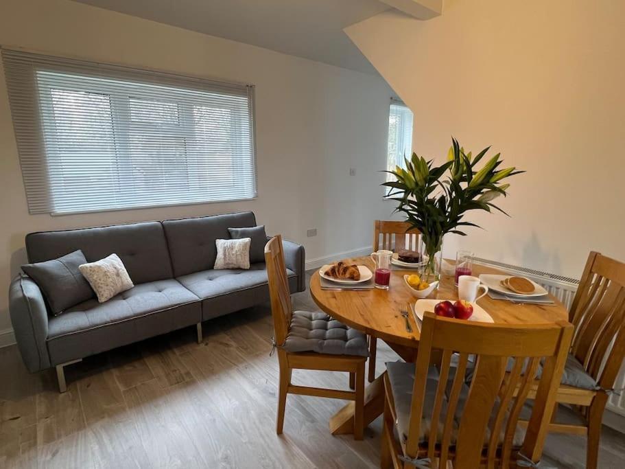 Ground Floor Flat With Parking, Sleeps 3 Lejlighed Wheatley Eksteriør billede